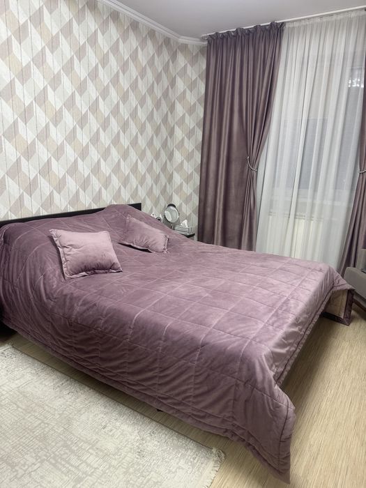 Покрывало с подушками бархатное