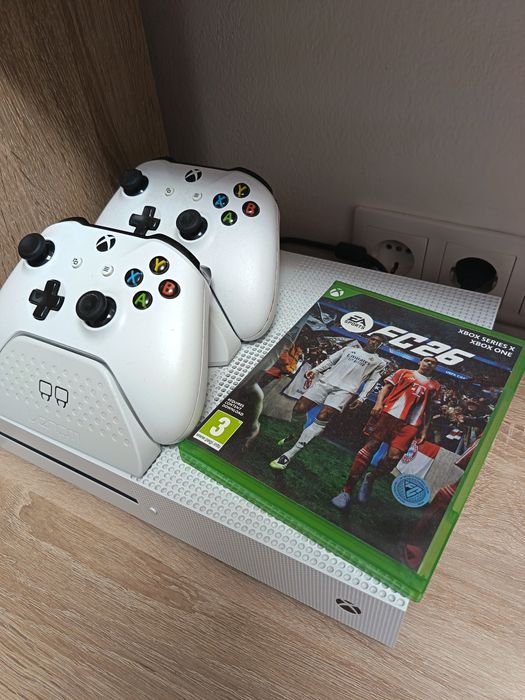 Xbox One S 1TB + 2 manete cu stativ de încărcare și FC 26