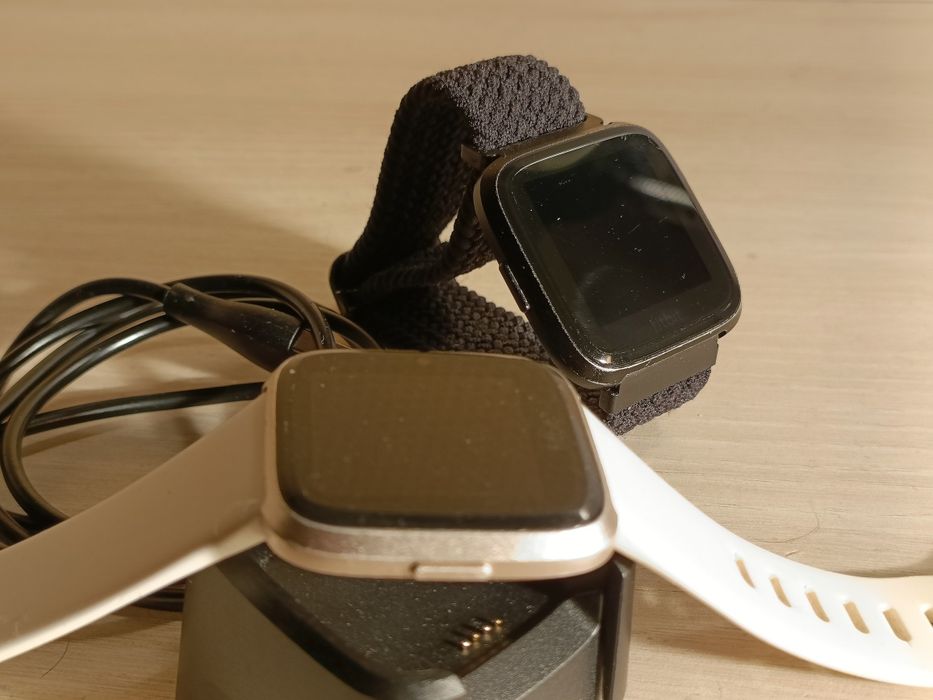 2x Fitbit Versa 1 (FitbitPay/Simplu)