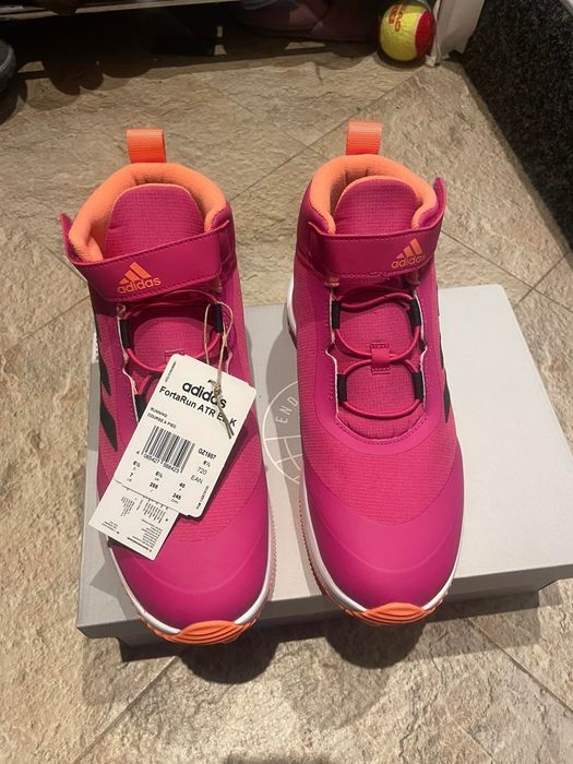 Adidas нови ,налични размери 38 и 40