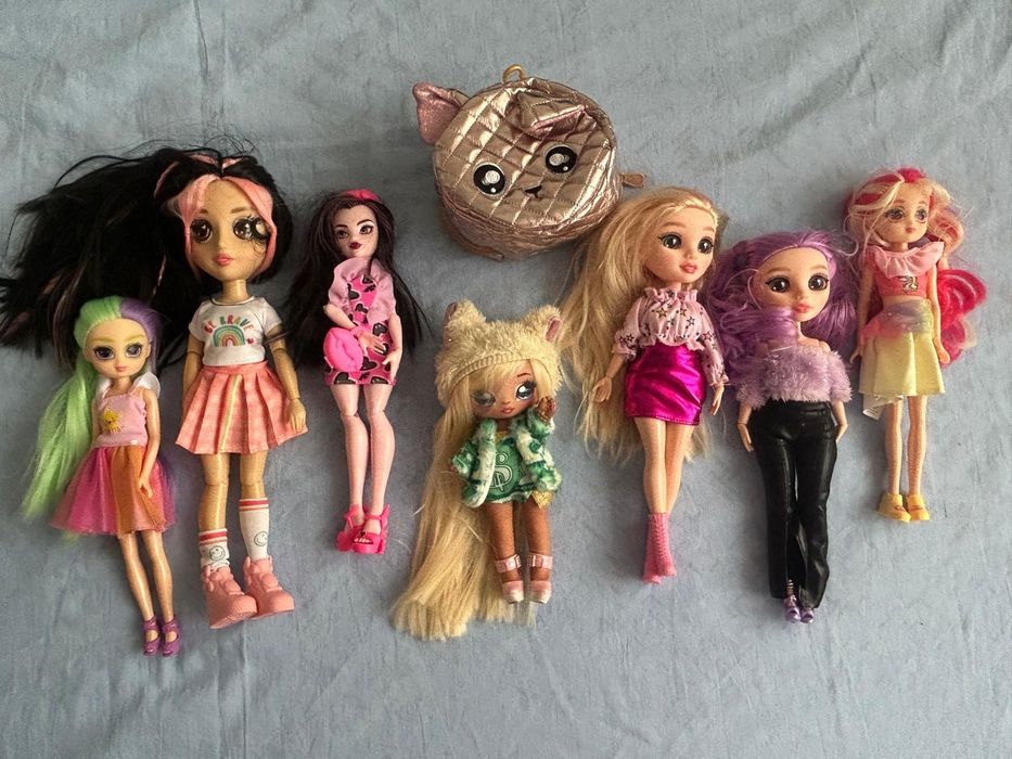 Lot diverse păpuși cu accesorii