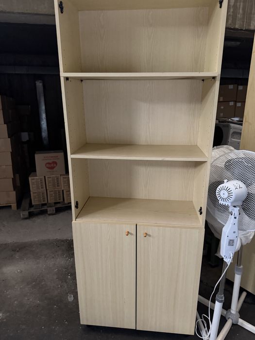 Подаряват се 6 бюра и 5 шкафа