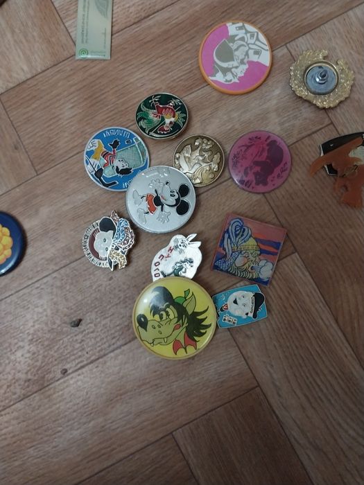 продам значки большие