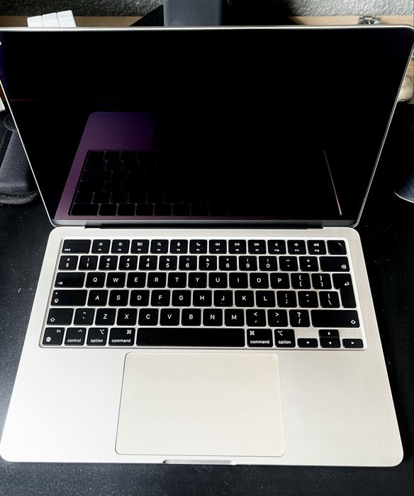 Macbook Air 2022 • M2-chip • 256GB • 8GB RAM