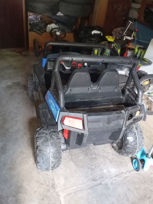Vând mașina de copii electrică