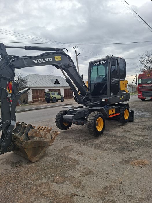 Продаётся экскаватор