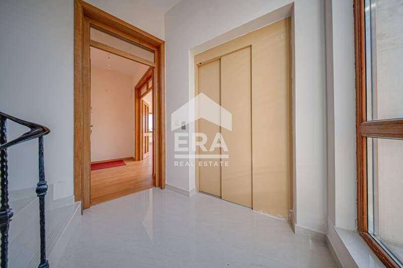 Тристаен апартамент завършен "до ключ" с панорамни гледки в кв. Симеон