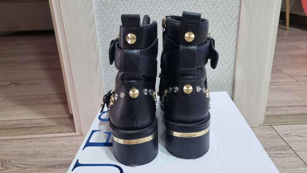 Стильные ботинки от GUESS