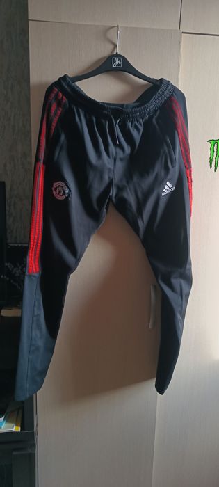 Продавам стари дрехи които не нося