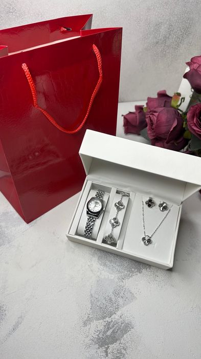 Продается, женские наручные часы вместе с комплектом бужетерии