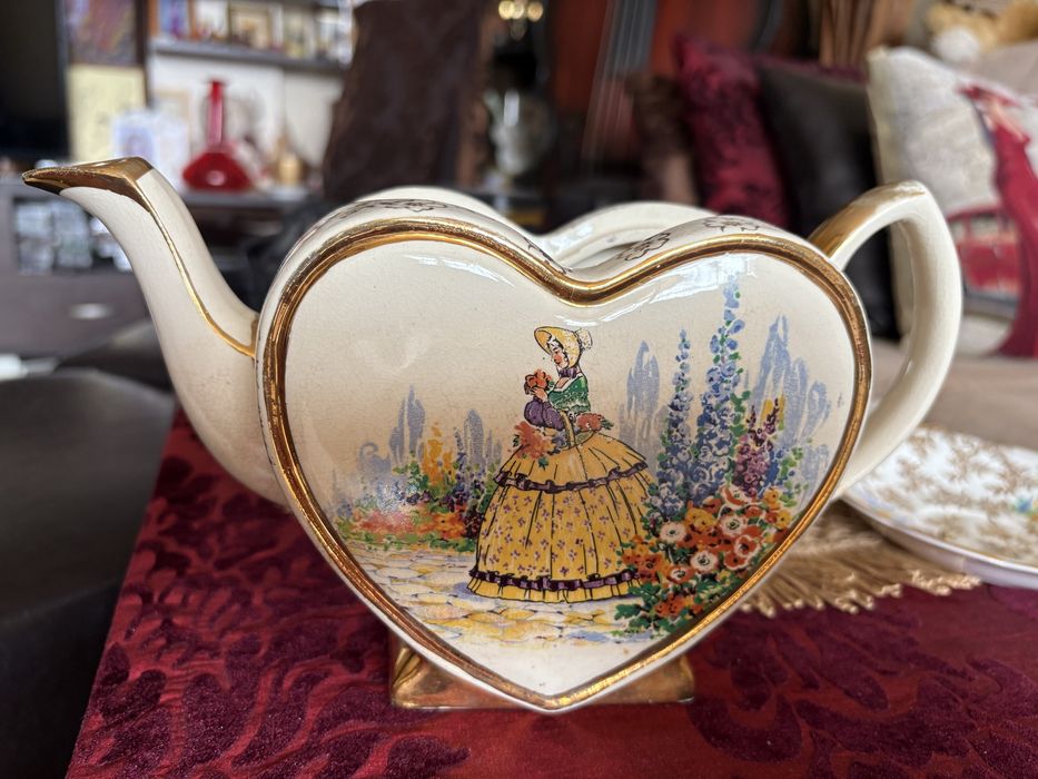 Порцеланов старинен чайник