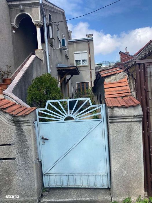 Vand apartament in vila, in zona Decebal