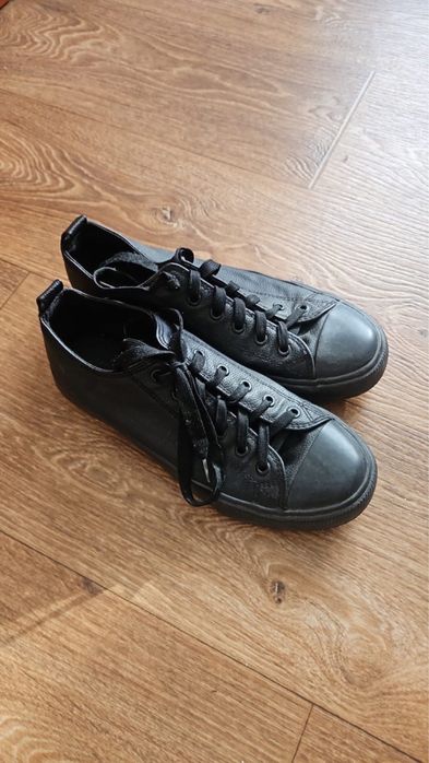 Продам кеды. Школьные туфли 36 размер.