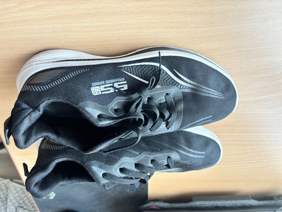 Продам почти даром новые кроссовки,