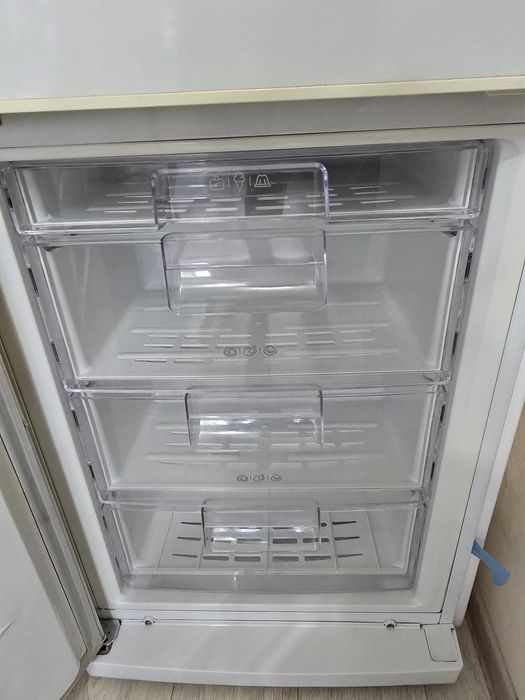 Холодильник  LG.