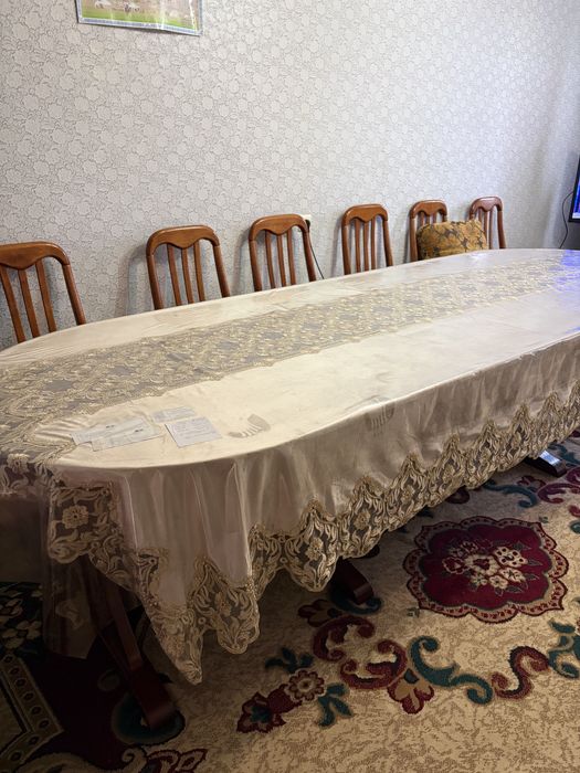 Стол с красного дерева вместе стульями