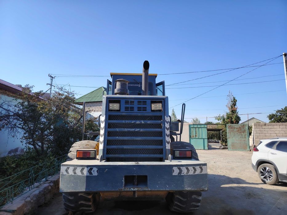 Погрузчик 3 куб сотиладиган бор 2та