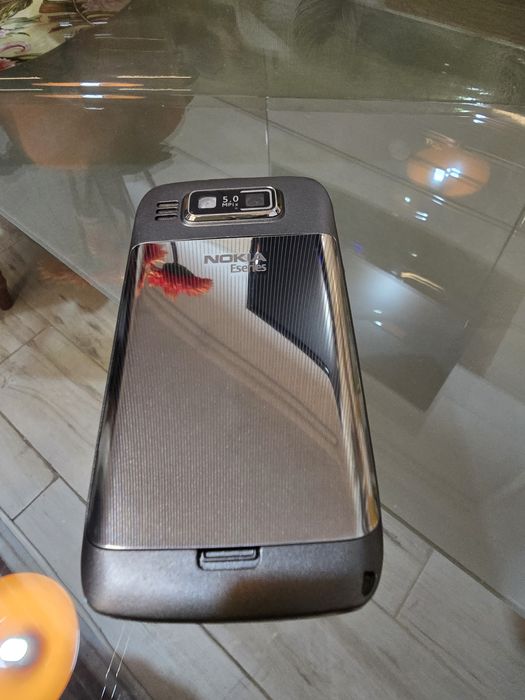 Vând Nokia E72 silver, meniu limba rămână, zero minute vorbite