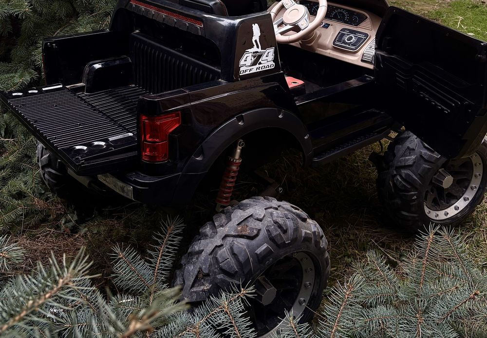 Электромобиль джип б/у. 119 см в длину; 81 см в ширину