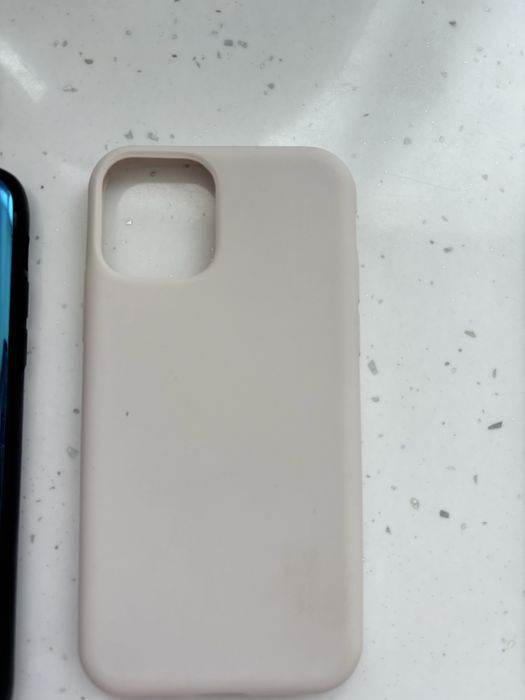 Калъфи за iPhone 11 – различни цветове (като нови)