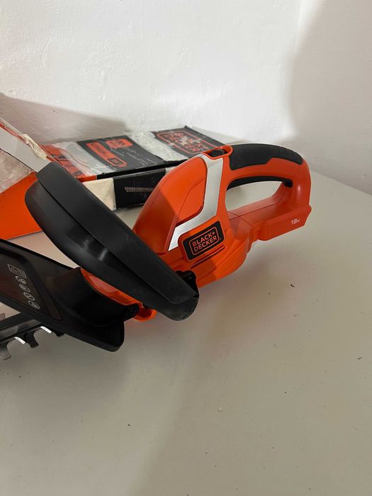 BLACK+DECKER GTC1845L20-QW – Foarfecă electrică gard viu 18V, lamă 45 cm, acumulator 2 Ah + încărcător