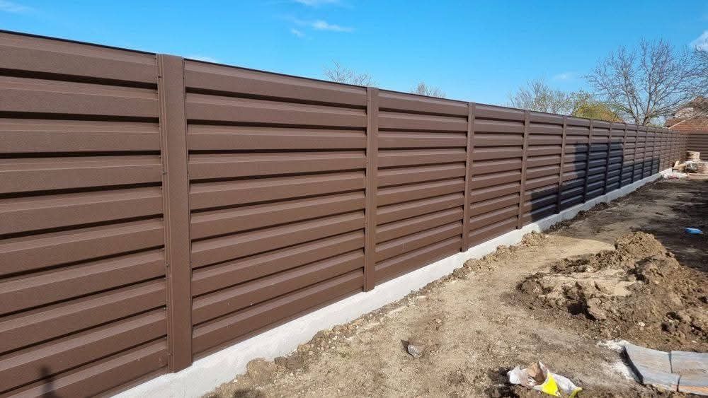 Construim garduri din panouri tip jaluzea, tabla cutata, plasa bordurata, sipca metalica