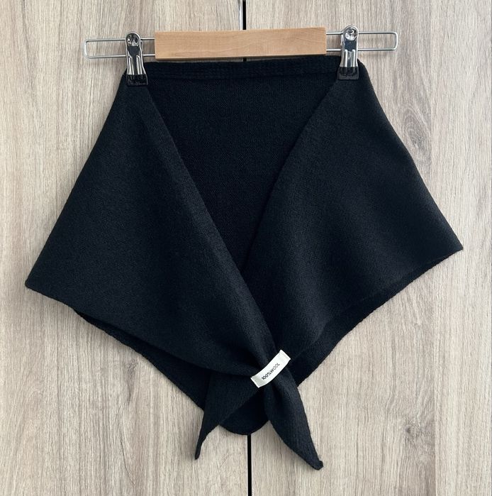 Esarfa triunghiulara, neagra, din lana 100%