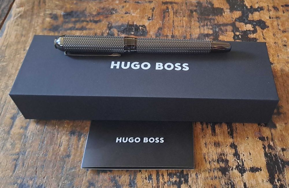 писалка HUGO BOSS Gun метал с модернизирани шарки на рибена кост