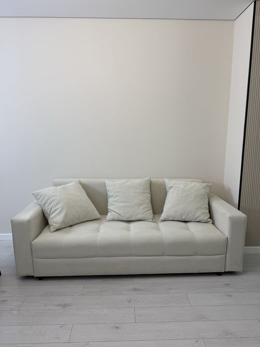 Продам диван белый