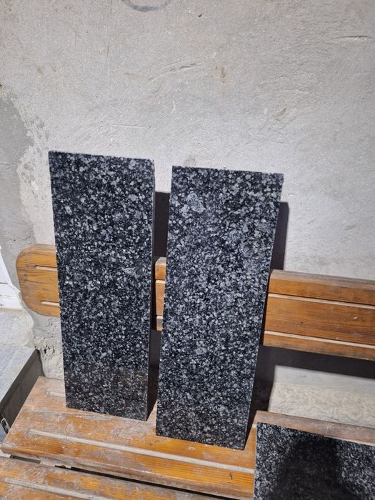 Темно-серый гранит с насыщенной мелкозернистой текстурой. Поверхность