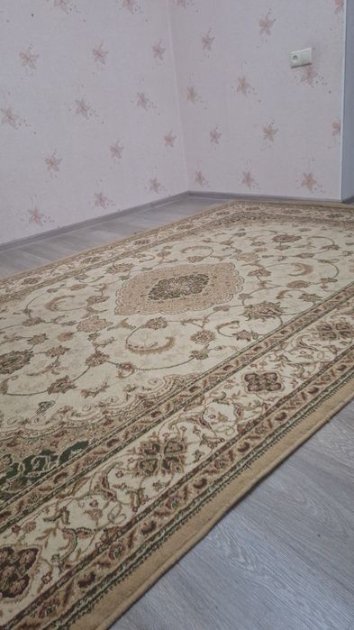 Продам ковёр в среднем состояние