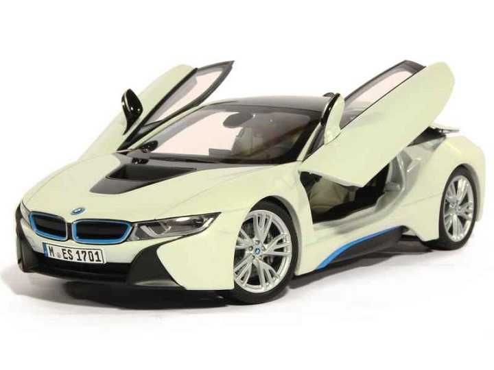 1:18 BMW i8 Crystal White.