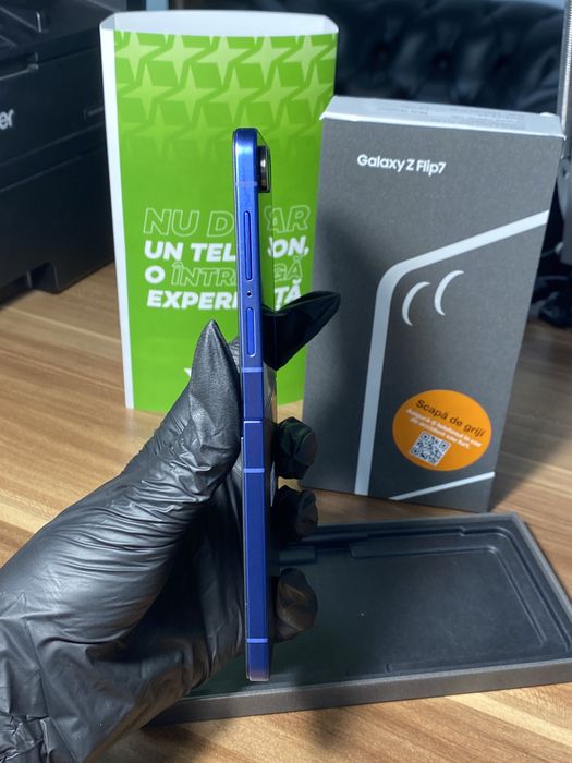 Samsung Galaxy Z Flip7 • 256 GB • Blue Shadow