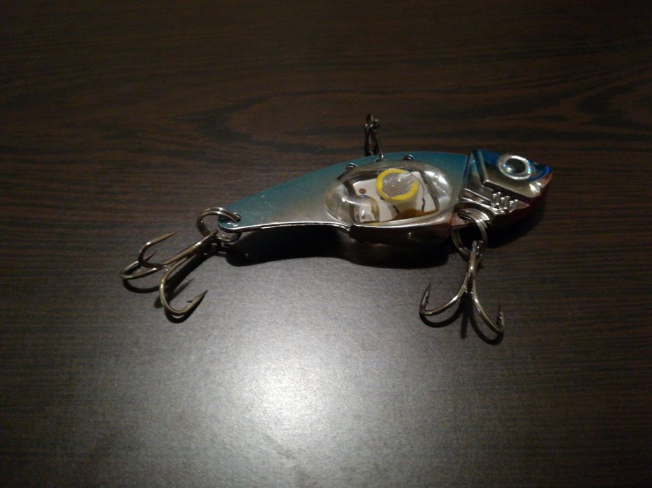 Воблер с вибрация и лед светлина