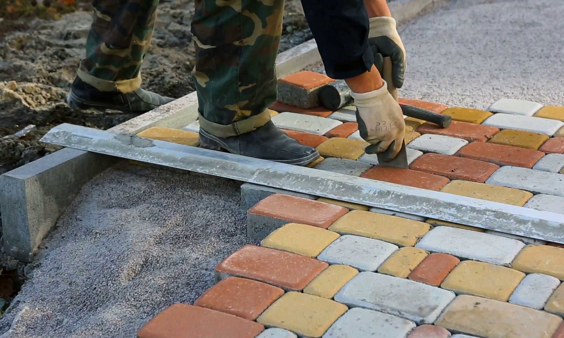 Укладка тротуарной плитки московской. Брусчатка тротуарная полимерпесчаная. Укладкатратуарной плитки. Укладка тротуарной плитки. Укладка брусчатки.