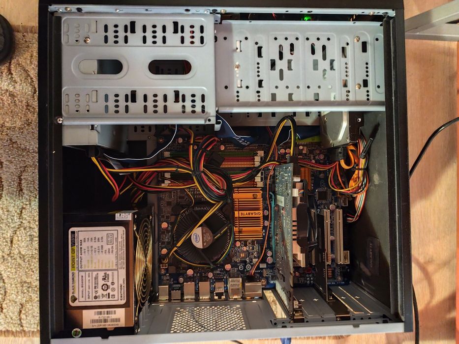 Компютър с монитор