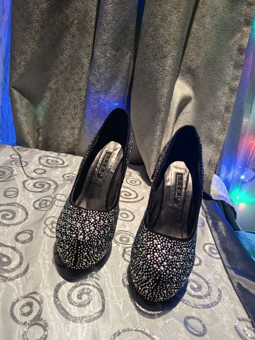 Продам обувь за все 8000 р.35-36