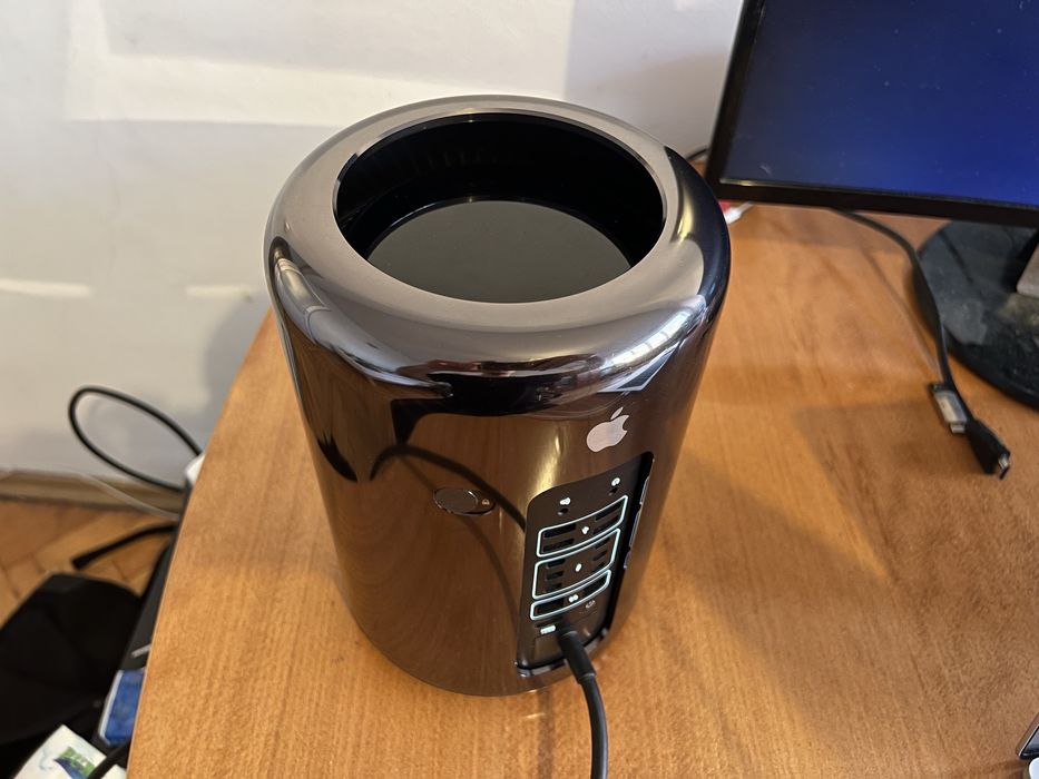 Работна станция Mac Pro Late 2013 с 8-ядрен Intel Xeon, 64GB, 4GB VRAM