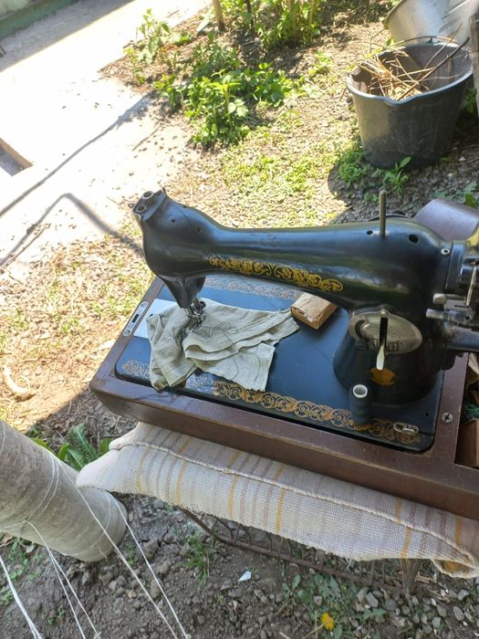 Продам две швейные машинки