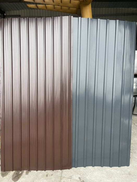 Tablă cutată metalică, rezistentă și durabilă.