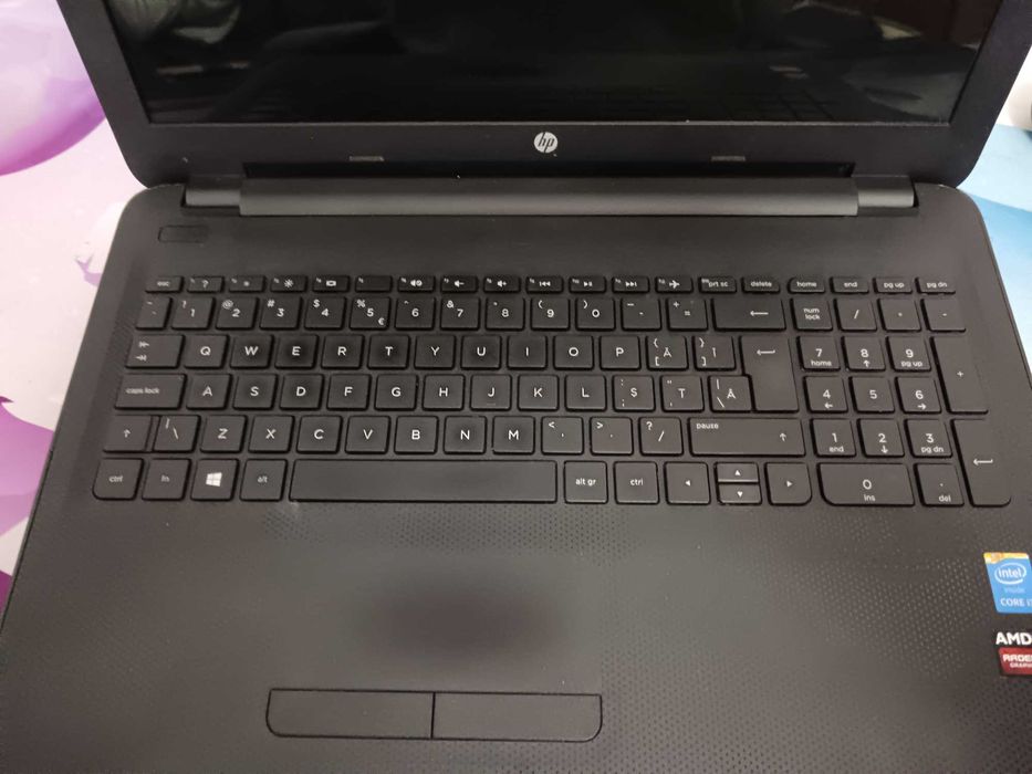 Laptop HP  – i3 4005U/8GB RAM/SSD 240GB/Radeon R5 M330/Win10