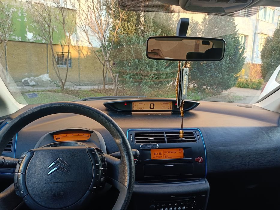 Citroen C4       .