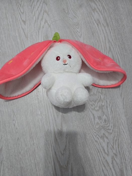 игрушка зайчик в клубничке