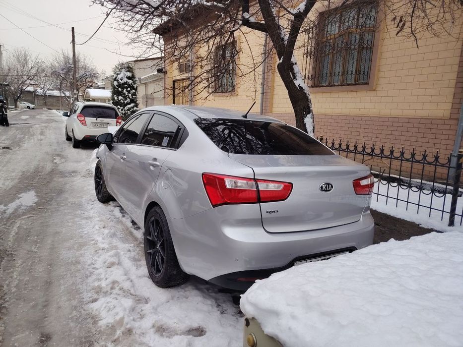 Avariniy Kia Riyo srochna sotiladi