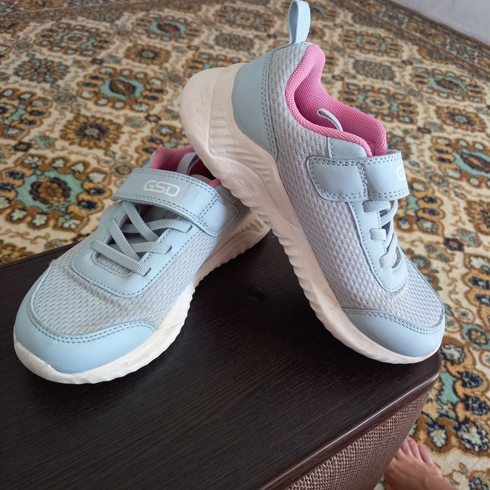 Продам детские кроссовки