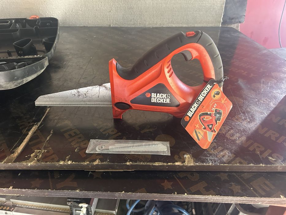 Прав трион на батерия BLACK AND DECKER