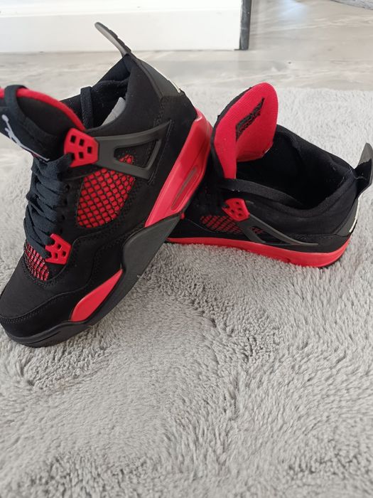 Vând Jordan 4 Retro Thunder culoare roșu,Nr.39.