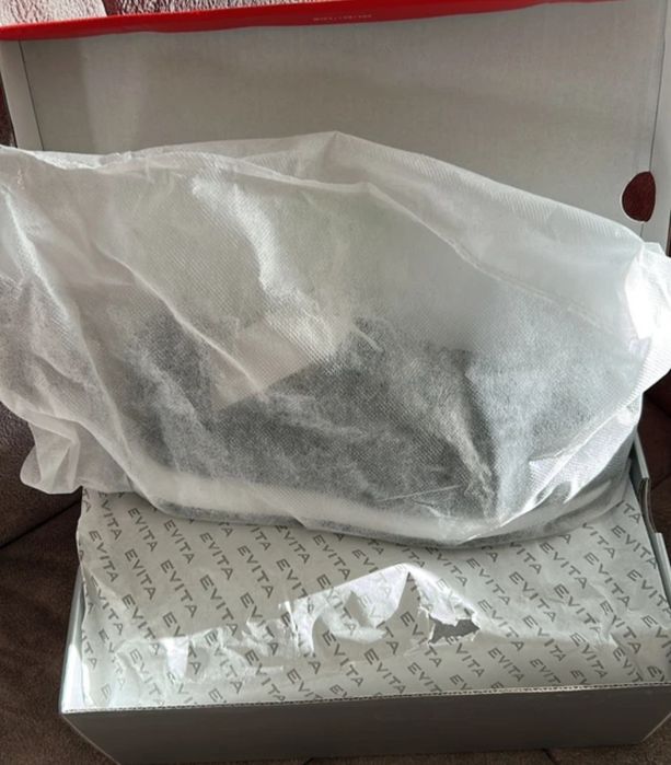 Продам женские кросовки