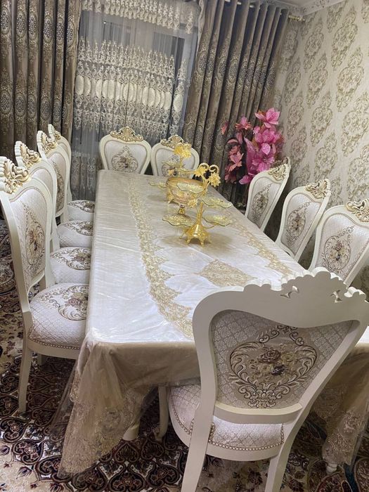 Mehmonxona uchun stol va stullar