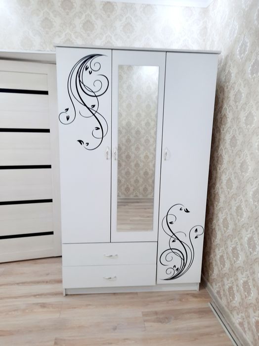 Шифонер в идеальный состояние. Разм. высота 2м, длина 1.20, ц.40000т